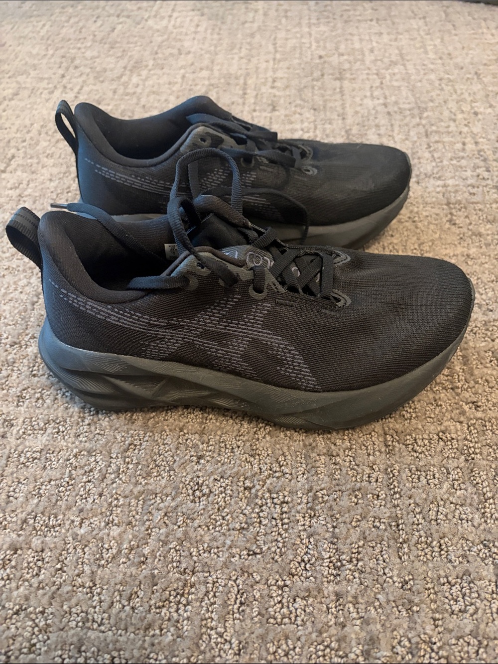 Asics Women's NovaBlast size 6